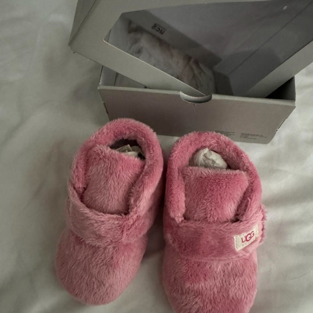 UGG Bixbee Baby Booties sz 4/5 12-18 month Shell Curly Faux Fur Light Pink - New